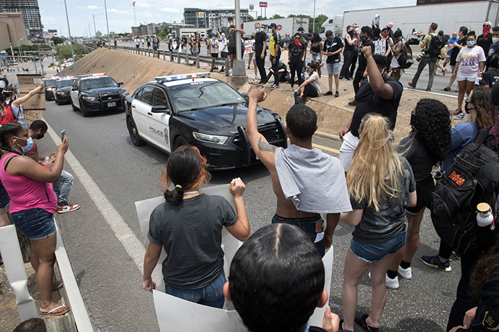Protesters block police from entering Interstate 35
