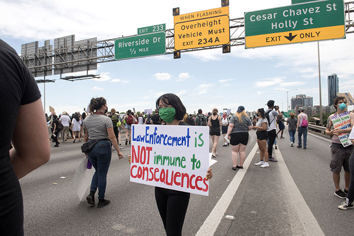 Protesters block Interstate 35